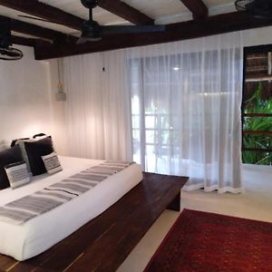 Zimmer mit Kingsize-Bett